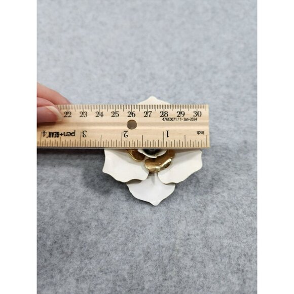 Vintage Sarah Coventry White & Gold Flower Brooch Pin - Picture 6 of 6